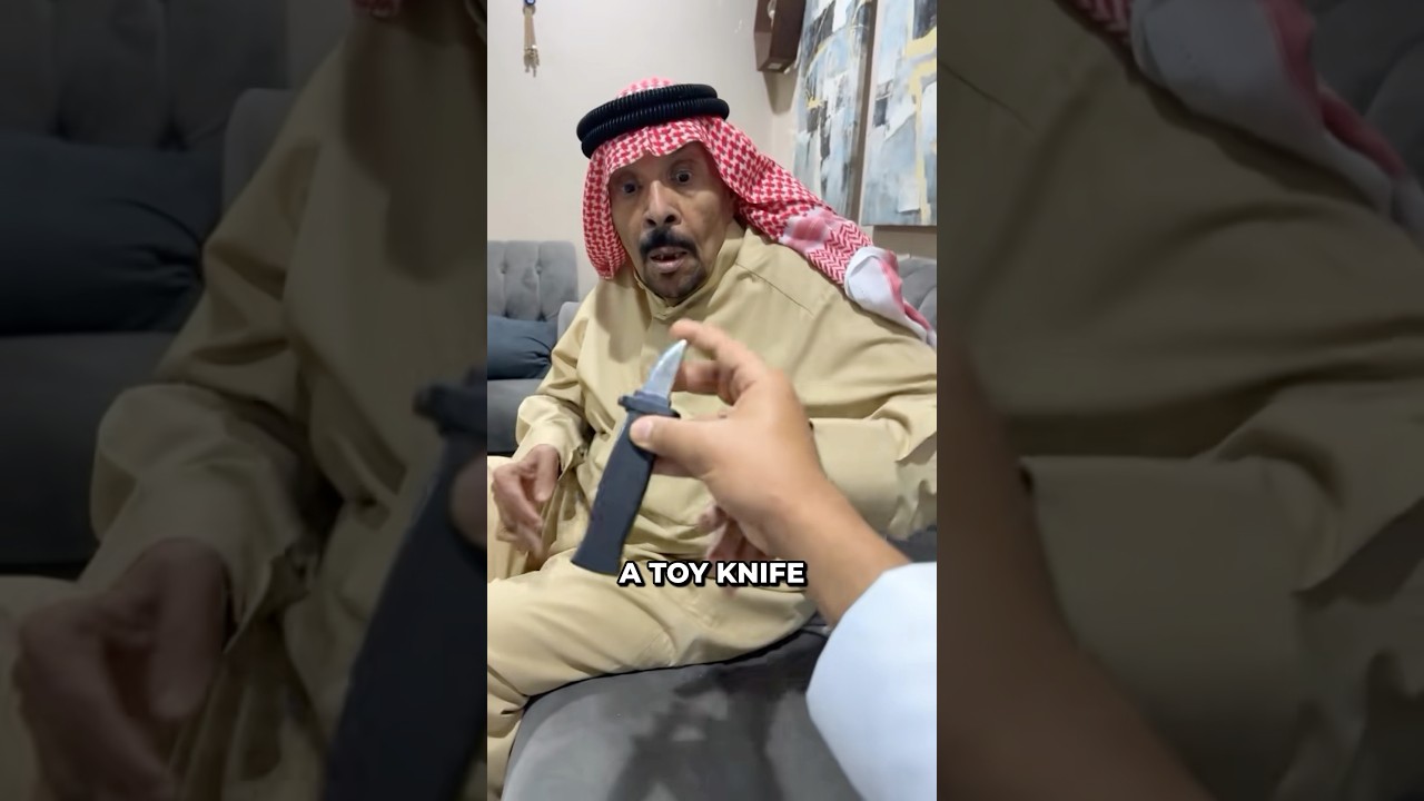 Он разыграл своего дядю с помощью фальшивого ножа! 😂