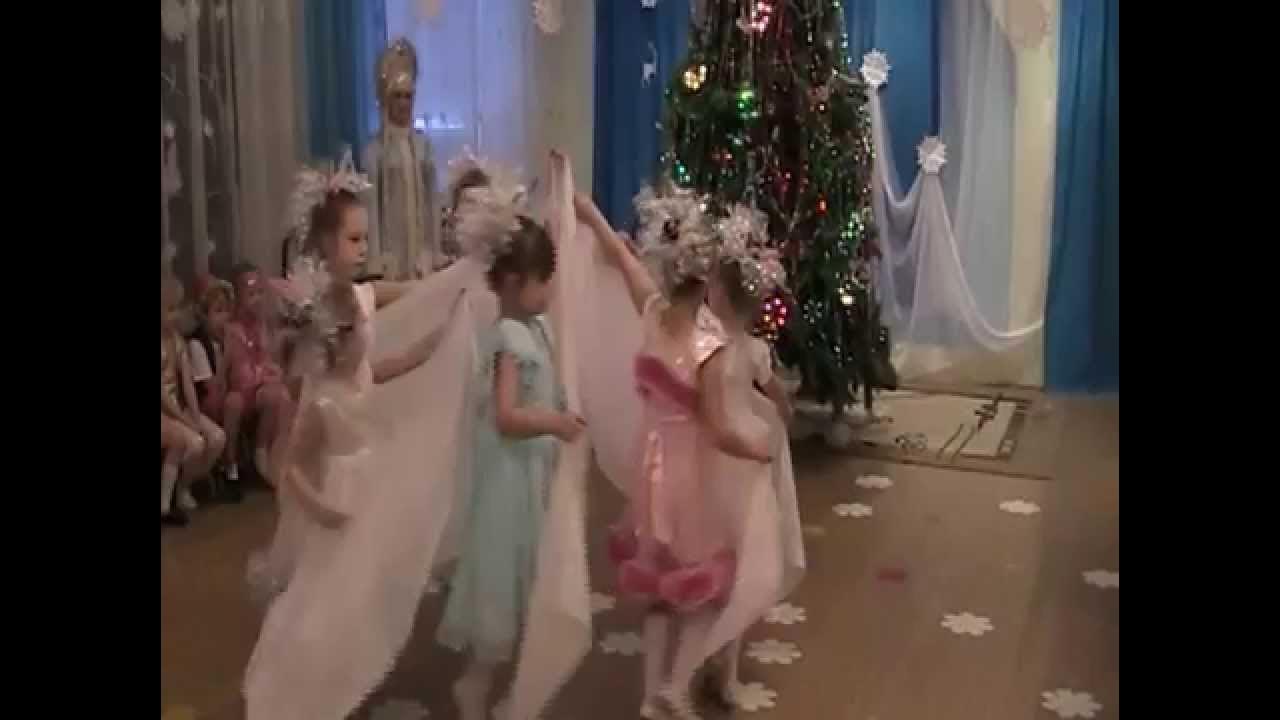Кружится кружится песня на выпускной. Конкурсы на новый год хоровод снежинок. Клип серебристые снежинки. Кружится снежинок хоровод танец в детском саду. Танец под песню Снежинка.