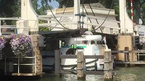 Boot vaart door, terwijl Lange Vechtbrug nog niet open is