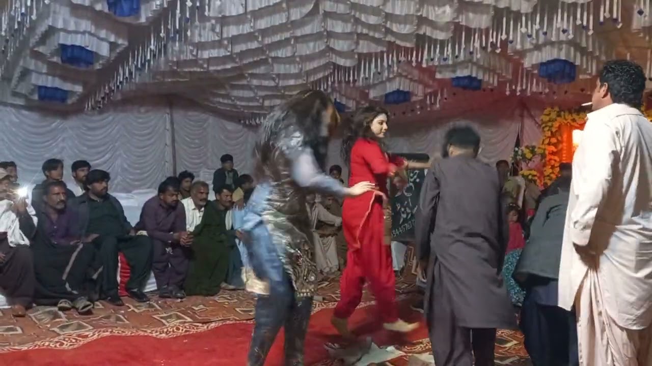 Madam Iqra and Madam Kajal both sisters #dancechoreography #dance #saraiki #duetdance #unfrezzmyacc