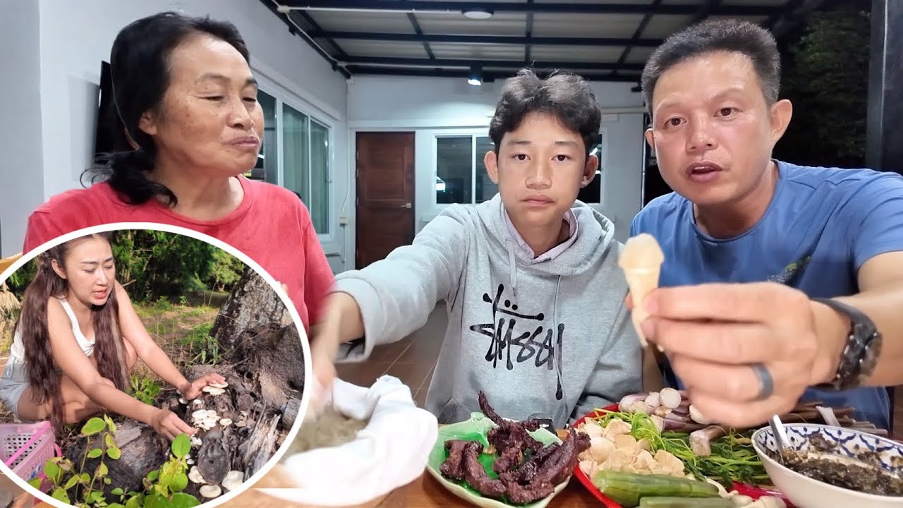 เห็ดที่สวนออกอีกแล้ว เย็นนี้กินข้าวกับลูกชาย เนื้อแดดเดียว น้ำพริกนึ่งเห็ดผักลวก 