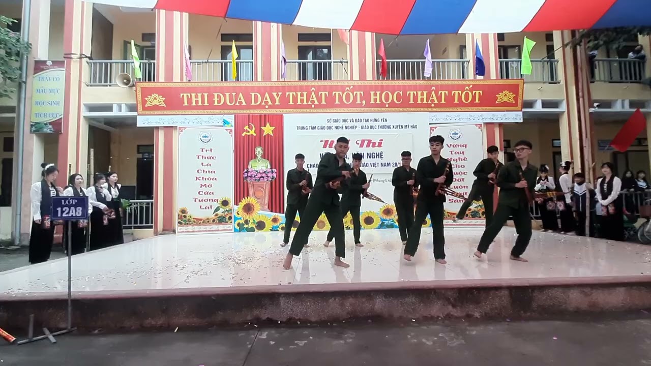 Lớp 12A8_ Gặp nhau giữa rừng mơ