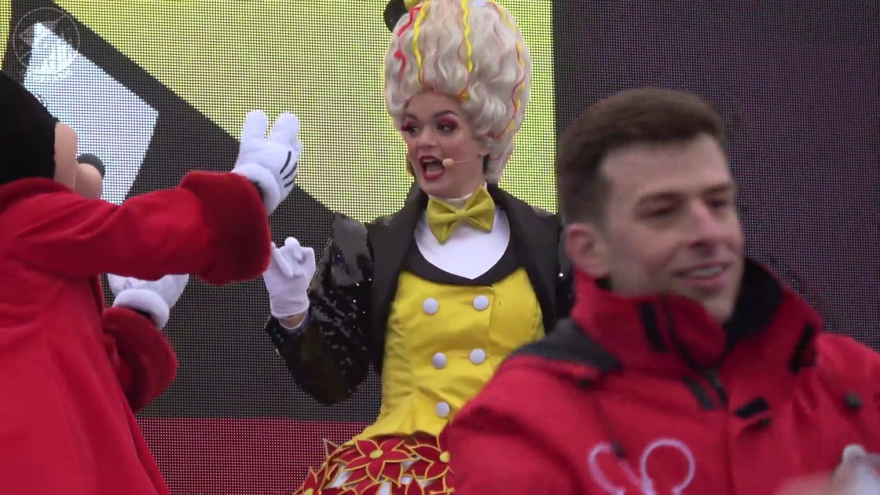 Сюрприз Микки на передней сцене Диснейленда в Париже