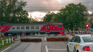 Railway crossing. Commuter EMU trains. Pushkin / Пригородные поезда. Станция Царское Село. Пушкин