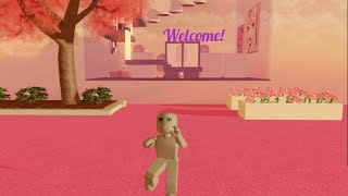 Playing an oufit game! (I forgot the game name😭😭)