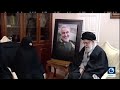 المرشد الإيراني علي خامنئي يزور منزل قاسم سليماني ويعزي عائلته