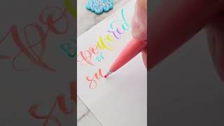 Zomerse quote handletteren met de Pentel Brush Sign Pen door Letteringwithsuzy