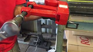 Rexo La Simplicité Et Rapidité Dutilisation Dune Poinçonneuse Rouyer Portative Duplex