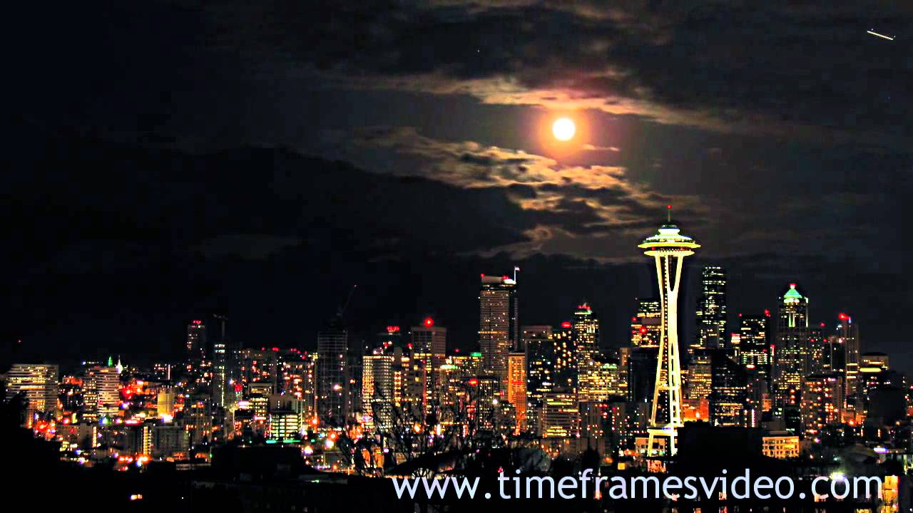 SEATTLE SPACE NEEDLE AND MOONRISE IN HD