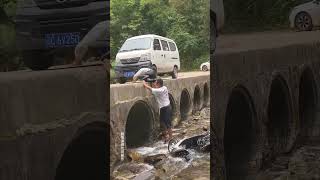 Man falls off bridge and faints, kind people come down to rescue him #RoadRescue #Kindness