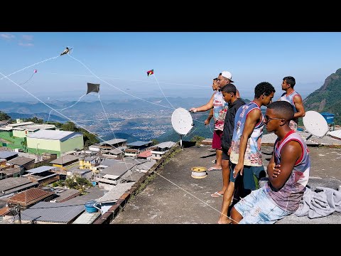 Pipa Combate da Vida Real na Favela - Rafinha e Helinho no Topo da Laje 