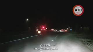 Два трупа и двое пострадавших в авто... Смертельное #ДТП под Киевом на черниговской трассе: автомоби видео