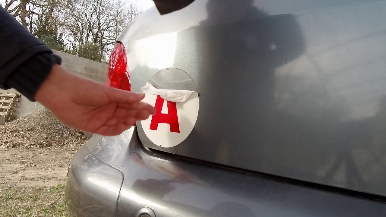 Comment enlever un autocollant sur la carrosserie d'une voiture