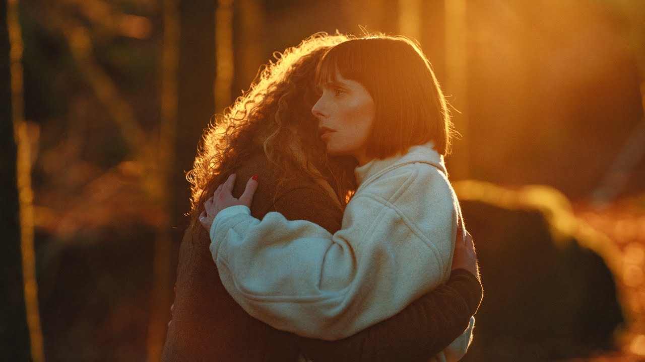 YouTube에서 Marie-Flore & Julien Doré - Palmiers en Hiver FACE A (Clip Officiel) 보기