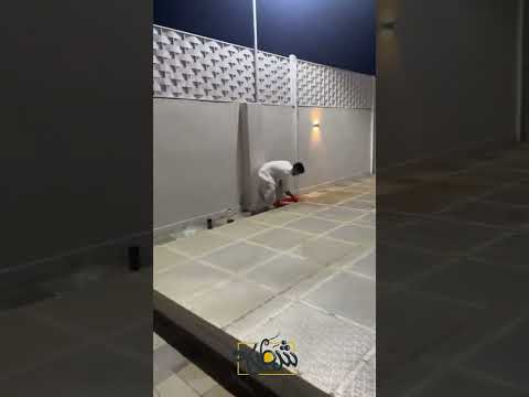 شاب ي غلق المسبح على أصدقائه في مقلب خطير يثير الرعب