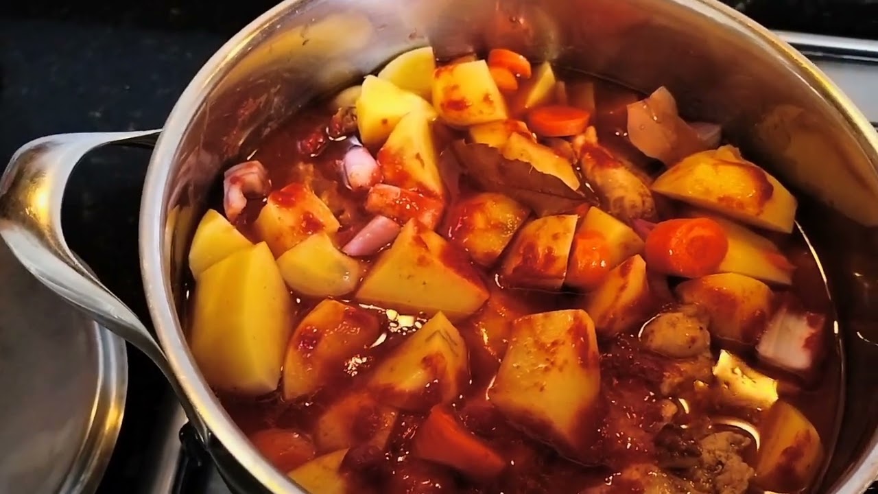Stuffat tat-tiġieġ (Chicken thighs stew)