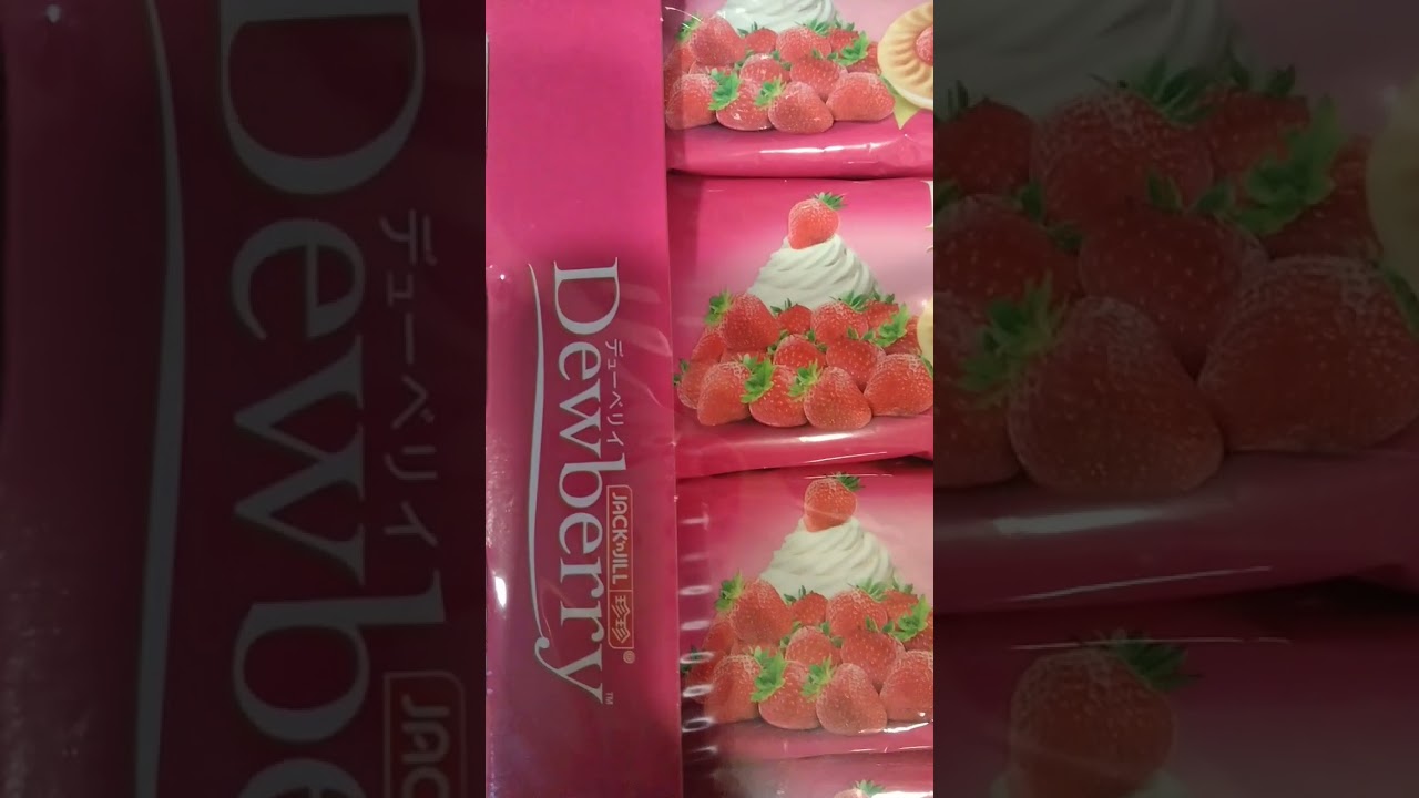 DEWBERRY SANDWICH COOKIES WITH CREAM AND STRAWBERRY FLAVORED JAM