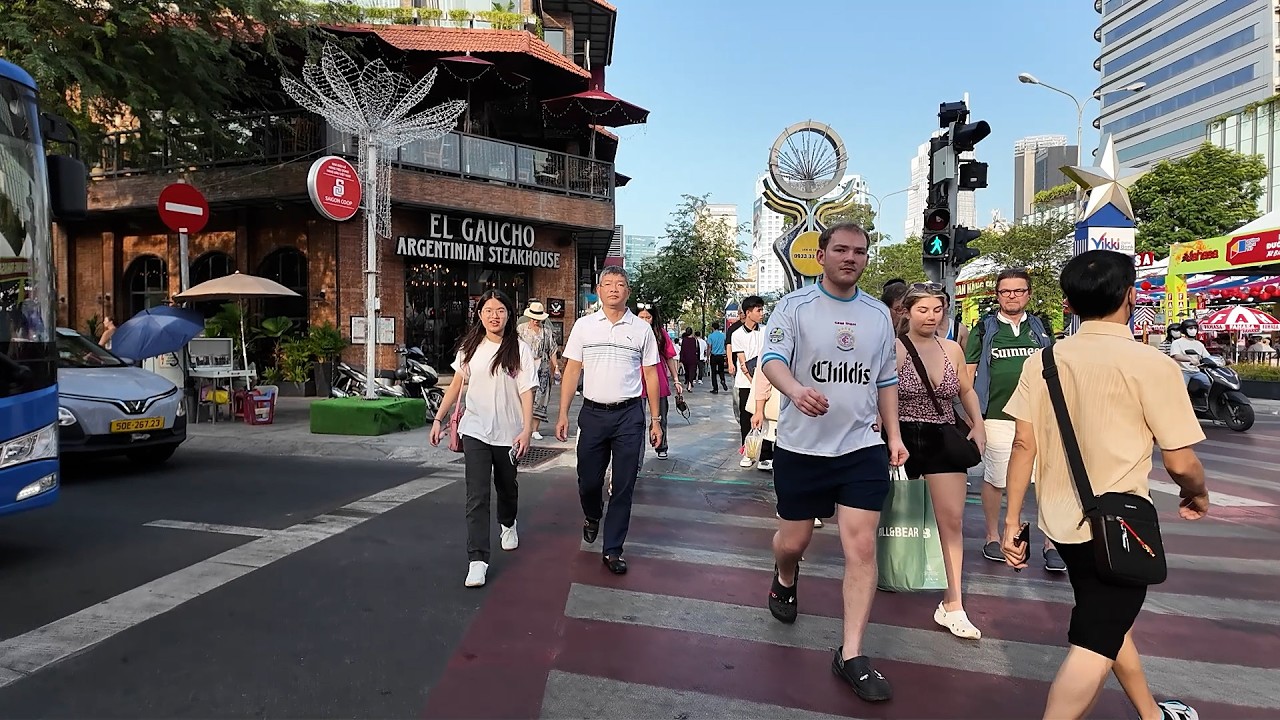 TẾT SÀI GÒN 2026 l  KHÁCH NƯỚC NGOÀI ĐẾN VIỆT NAM ĂN TẾT NHIỀU QUÁ l HO CHI MINH CITY NEW YEAR 2026