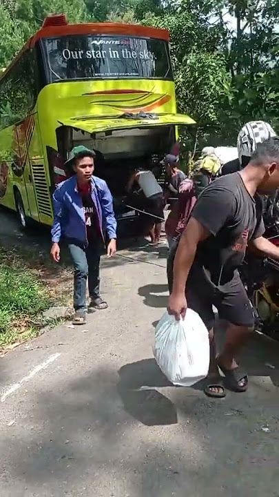 Motorcyclists recklessly broke through when they were about to evacuate the Pamijahan pilgrimage ...