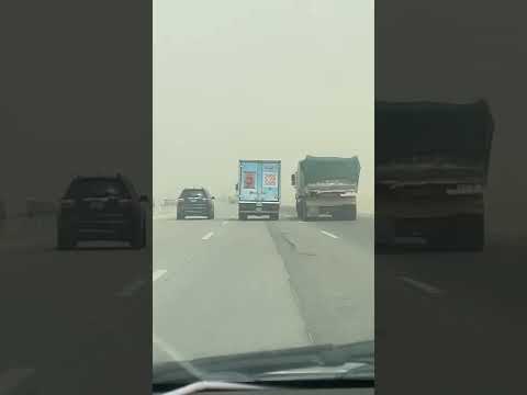 الطريق غبار الشاحنة القدامي ماسك مسار مو مساره طريق الرياض والدمام