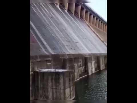 Вода на Братской ГЭС переливается через шандоры