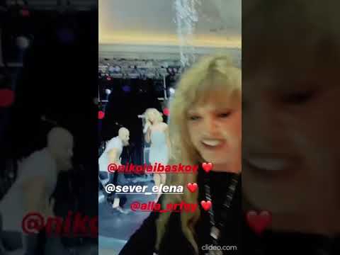 Полина Гагарина опубликовала видео, как 71-летняя Алла Пугачева танцует под ее песню на вечеринке