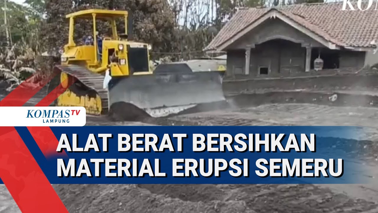 Material Erupsi Semeru Meluber, Alat Berat Bersihkan Area Permukiman Warga