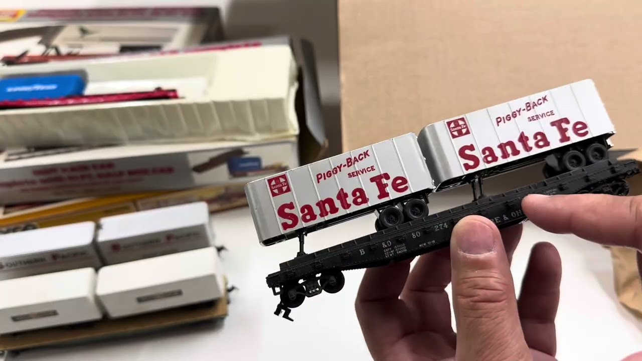 ビンテージHOトレインズ コーキー カーニバルキャラバン More Vintage HO Scale Piggyback Train Cars Added - Tyco Trains
