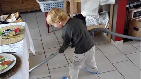 Antoine passe l'aspirateur