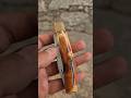 Navaja artesanal hechas a mano con mango de rama de olivo de la marca Pires en Palaçoulo (Portugal)