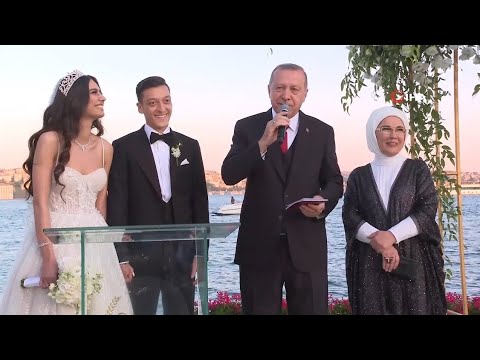 Video: Mesut Özil Čistá hodnota: Wiki, ženatý, rodina, svadba, plat, súrodenci