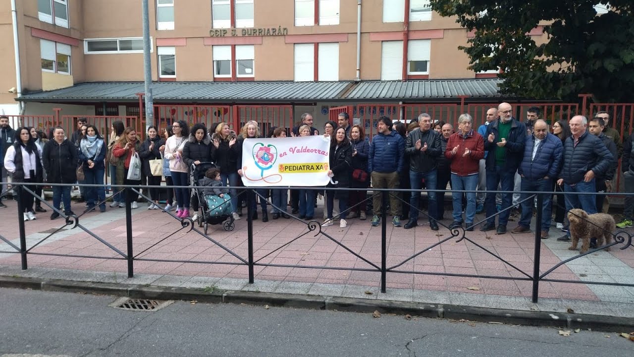 Protesta en O Barco de Valdeorras por la falta de pediatra en el Centro de Salud