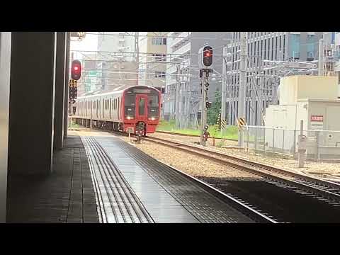 博多駅2番乗り場にて快速小倉行き到着