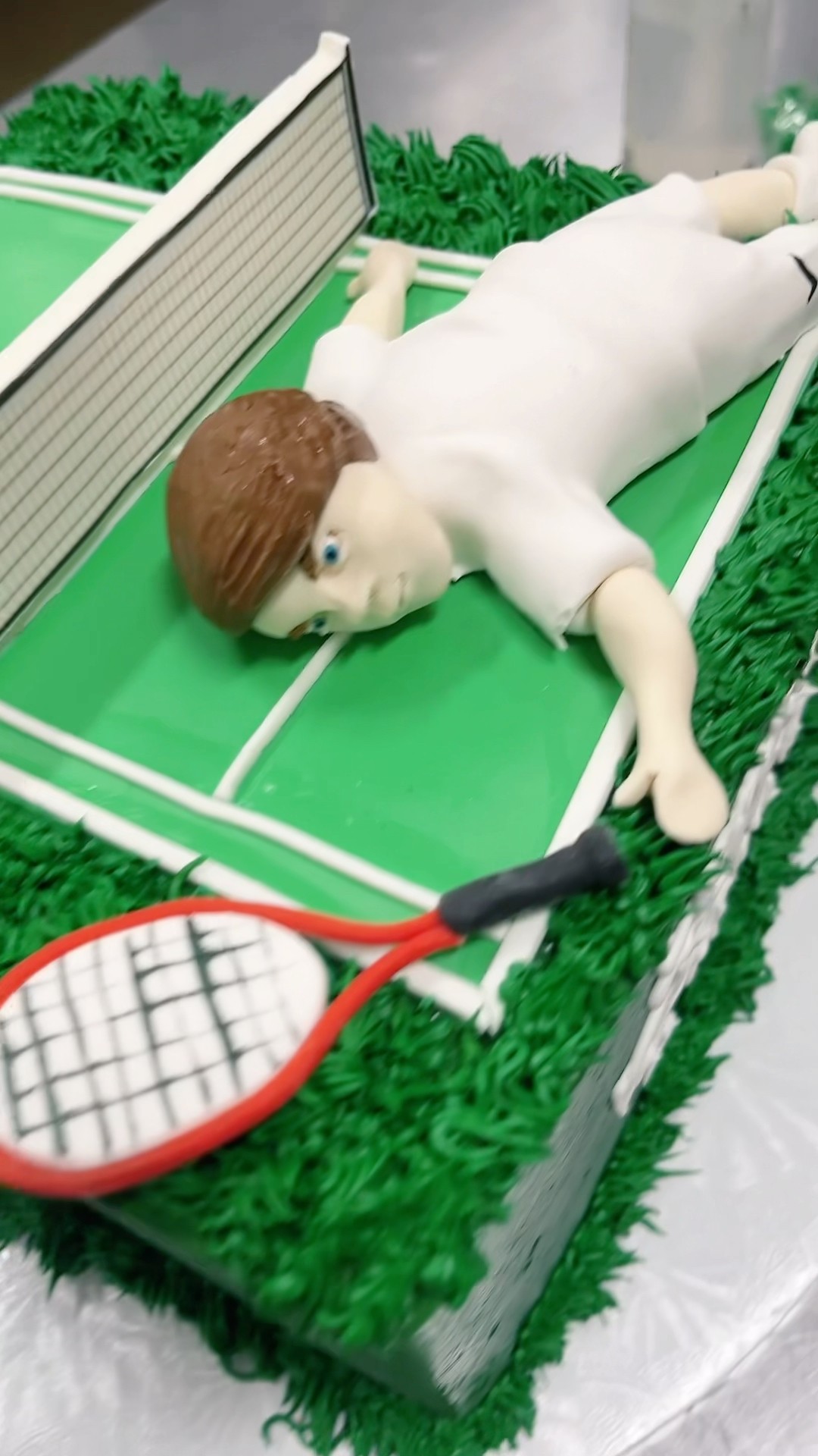 MAKING A TENNIS COURT WITH PLAYER CAKE #cake #cakedesign #howto #tennisball #diy