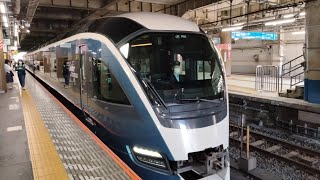 【現在2編成が在籍】JR東日本E261系R1編成(トップナンバー)が回送列車としてミュージックホンをながら大宮駅3番線に入線到着するシーン