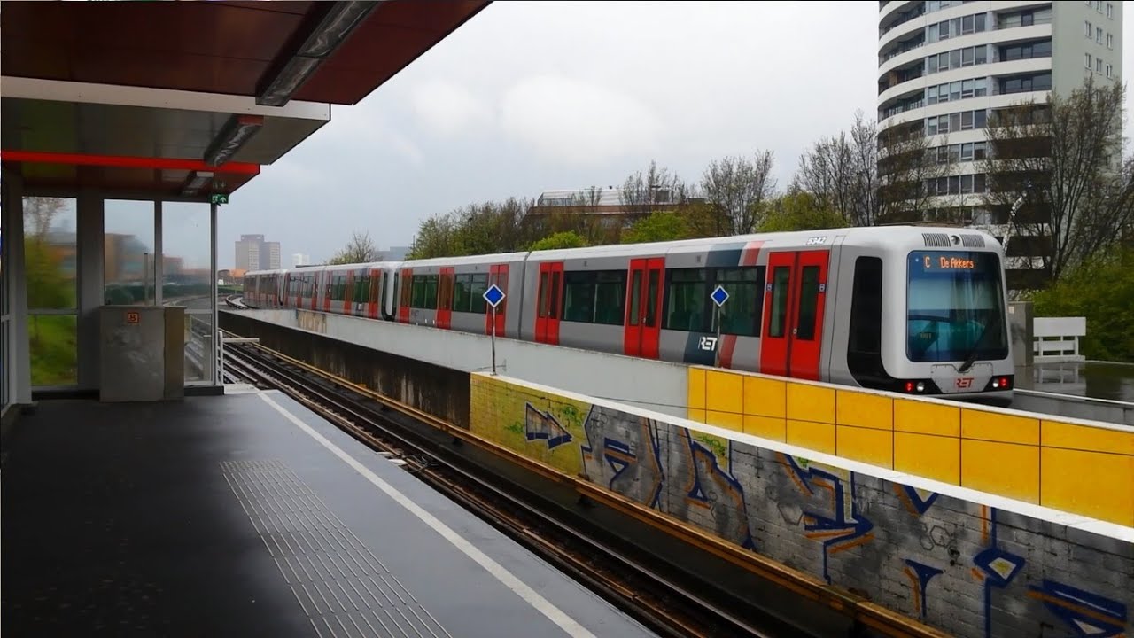 RET Metro 2*Type SG3 en 3*Type B op station Capelsebrug