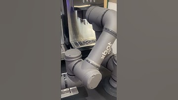 3 robots, 2 broken, no employees... this is America’s future #sad #onekitchen #robot #robotics