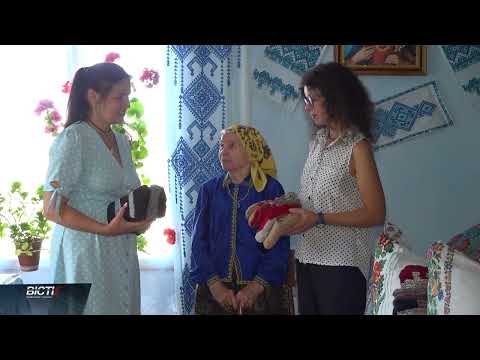 95-річна Софія Духовець в&rsquo;яже теплі шкарпетки для українських захисників