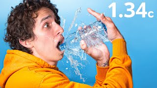 картинка: 1 СЕКУНДА чтоб ВЫПИТЬ! бутылку воды