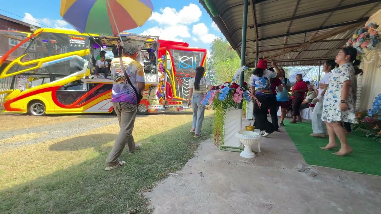 รถแห่ก้อยขม งานแต่ง บ้านตังหมอง ตำบลหินกอง สวรรณภูมิ ร้อยเอ็ด ติดต่องานแสดง 0881128044