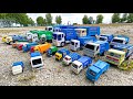 ゴミ収集車のミニカーを広場に集めました。We collected miniature garbage trucks in the open space.
