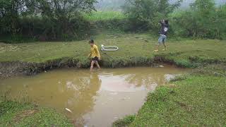 Wild Fishing Exciting, Use A Large Pump Sucks The Water out of the Lake, Catch Many Fish Wonderful