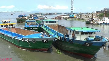 Cảnh Tượng Hổn loạn Khi Sà Lan Tranh Dành Nhau Qua CỐNG