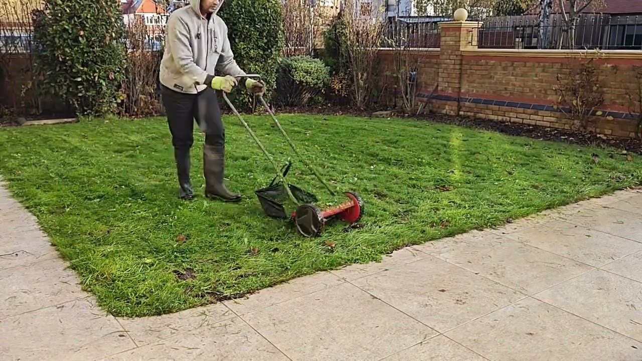 Cutting Soggy Wet Grass With A Manual Lawn Mower - Einhell GC-HM 300
