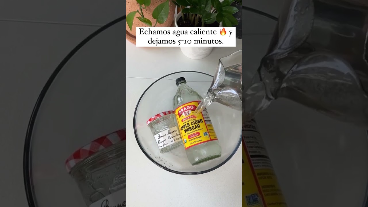C&oacute;mo quitar las etiquetas en los frascos de vidrio? #shortvideo #glass #hack #recycle #plantas #reel