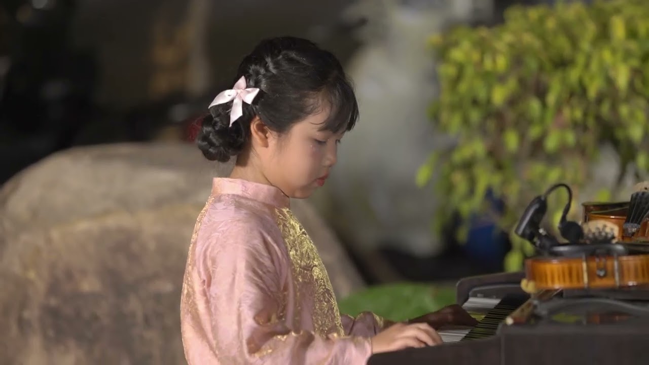 13. Độc tấu Piano - Em yêu trường em - Lê Bảo Ngọc