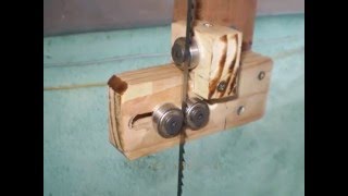 Bandsaw Table Bike Serra de fita feita com peças de bicicleta e madeira.