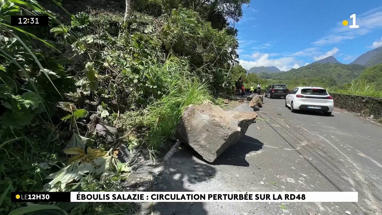 La route de Salazie, la circulation se fait en alternance sur une voie à la suite d’un éboulis