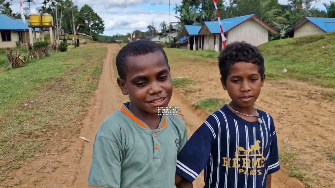 463. Jalan di desa Kombut dan ketemu adik adik papua dan mama papua #papuapedalaman#satgaspapua