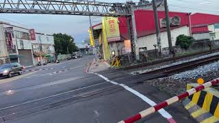 1238次800型區間車+145次自強號同時通過樹林俊英街平交道
